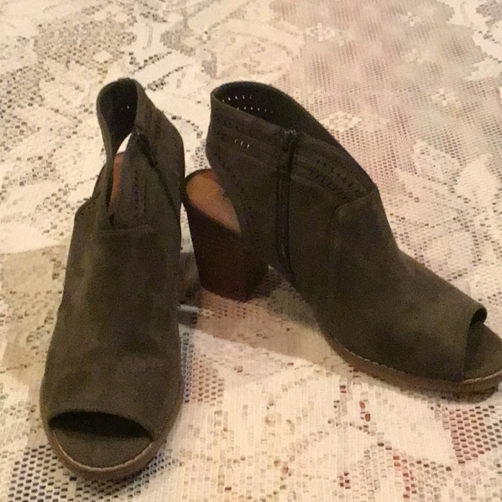 Sz.9.5 Sonoma OLIVE Suede like Booties